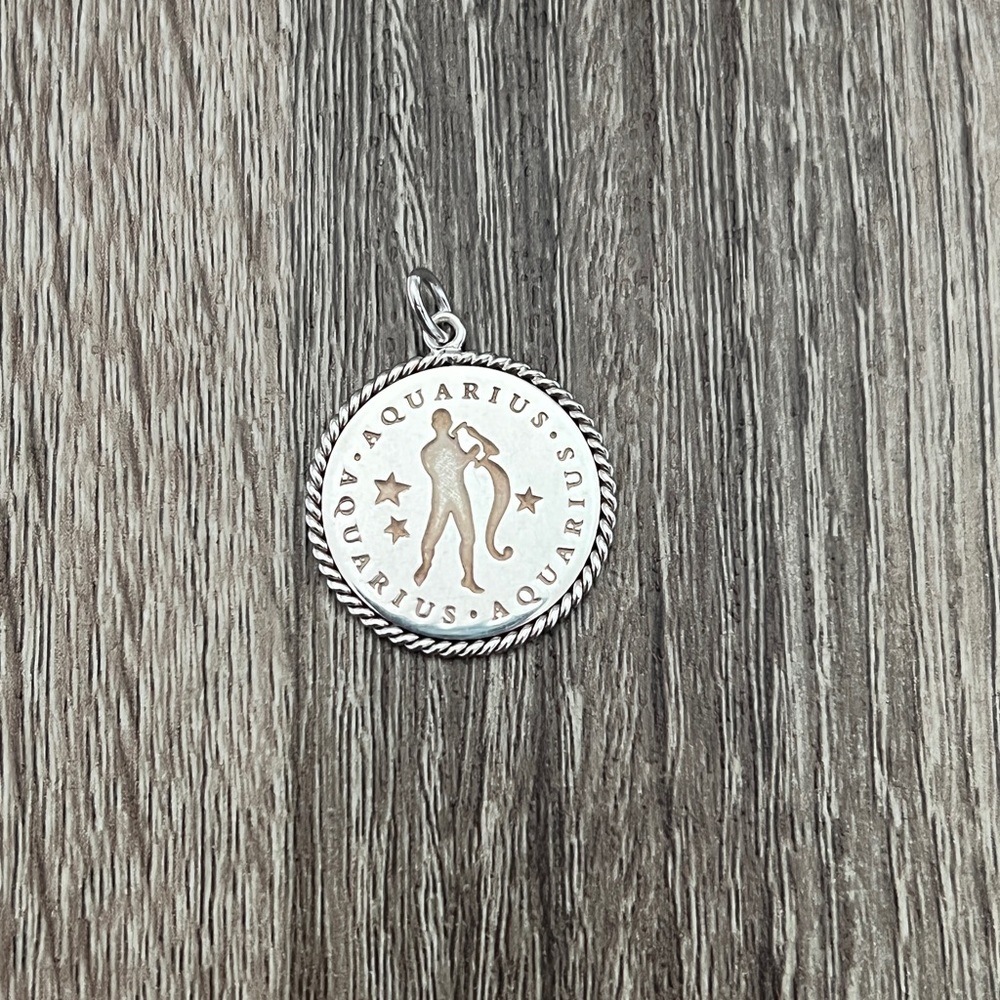 Aquarius‎ round charm